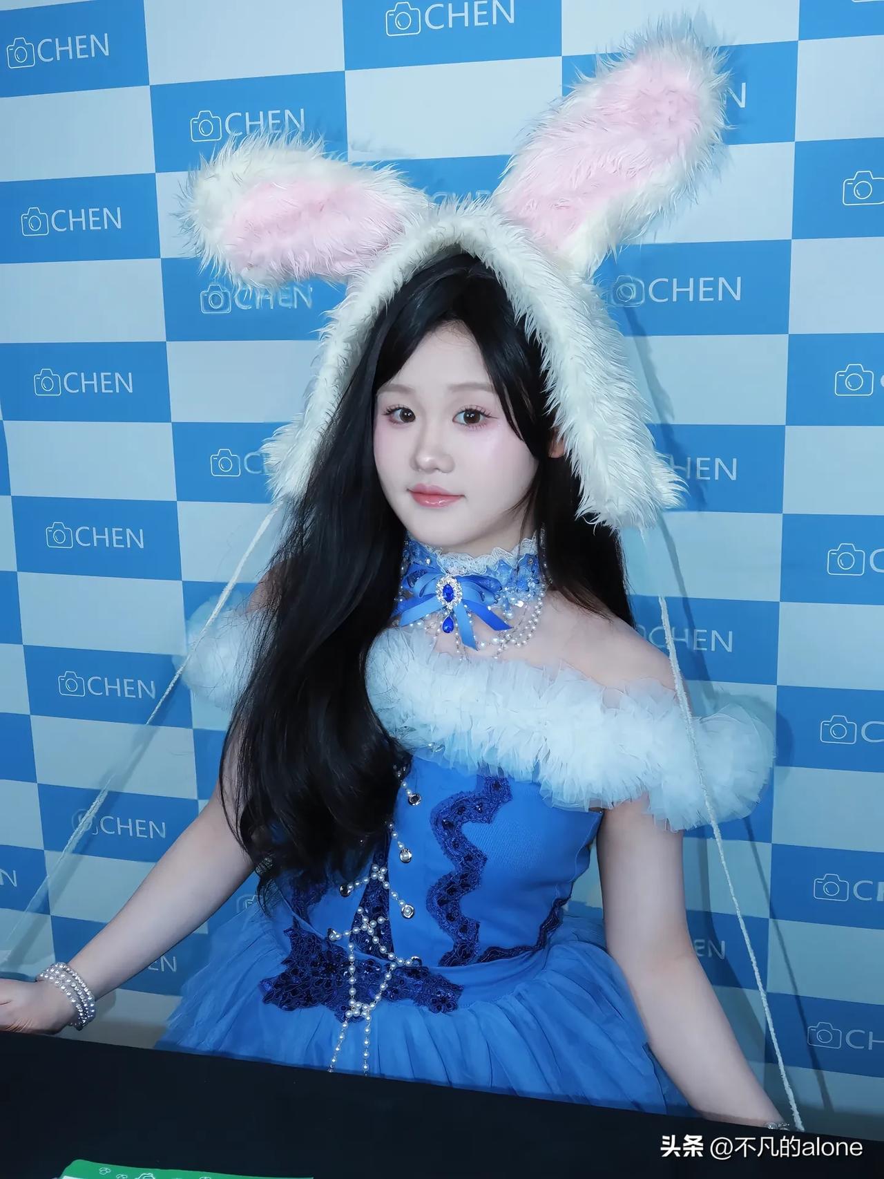 3月18日，张家齐晒出20张艺术写真，真的好漂亮呀！小金豆身穿蓝色长裙，手里拿着