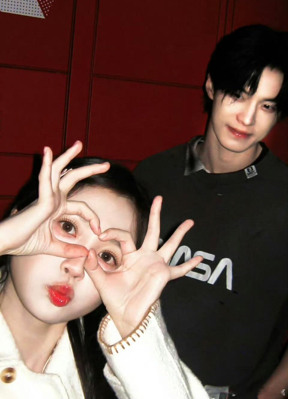 这个一起打球的朋友好像给两位艺人道歉了疑似何与朋友点赞吐槽虞书欣言论