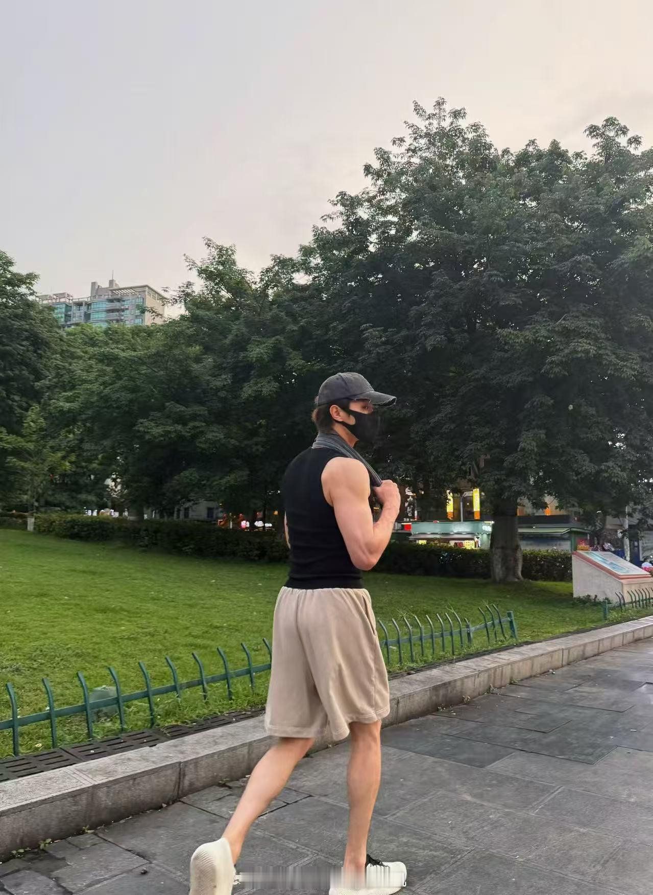 许凯这身材谁不迷糊肌肉，翘臀大帅哥好自律 