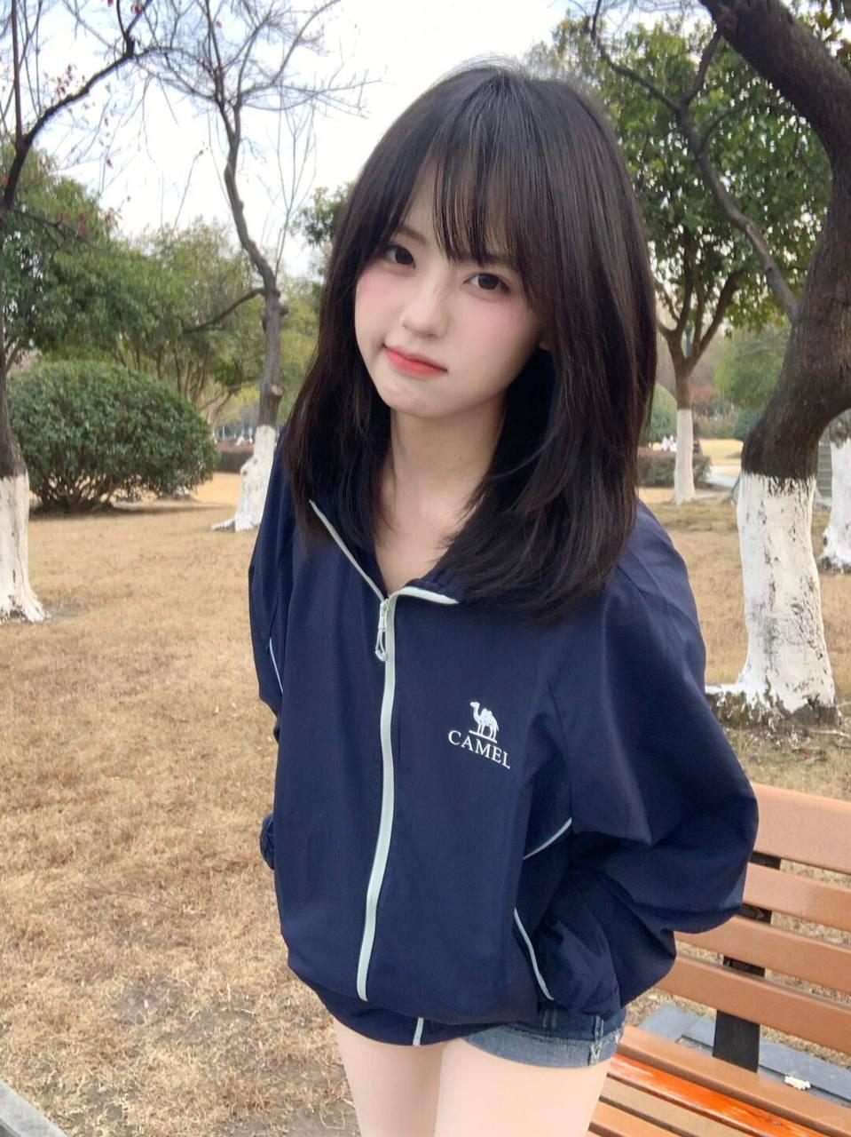 元气少女在公园，甜美笑容高雅气质美女 自然清新美少女 温柔甜美少女