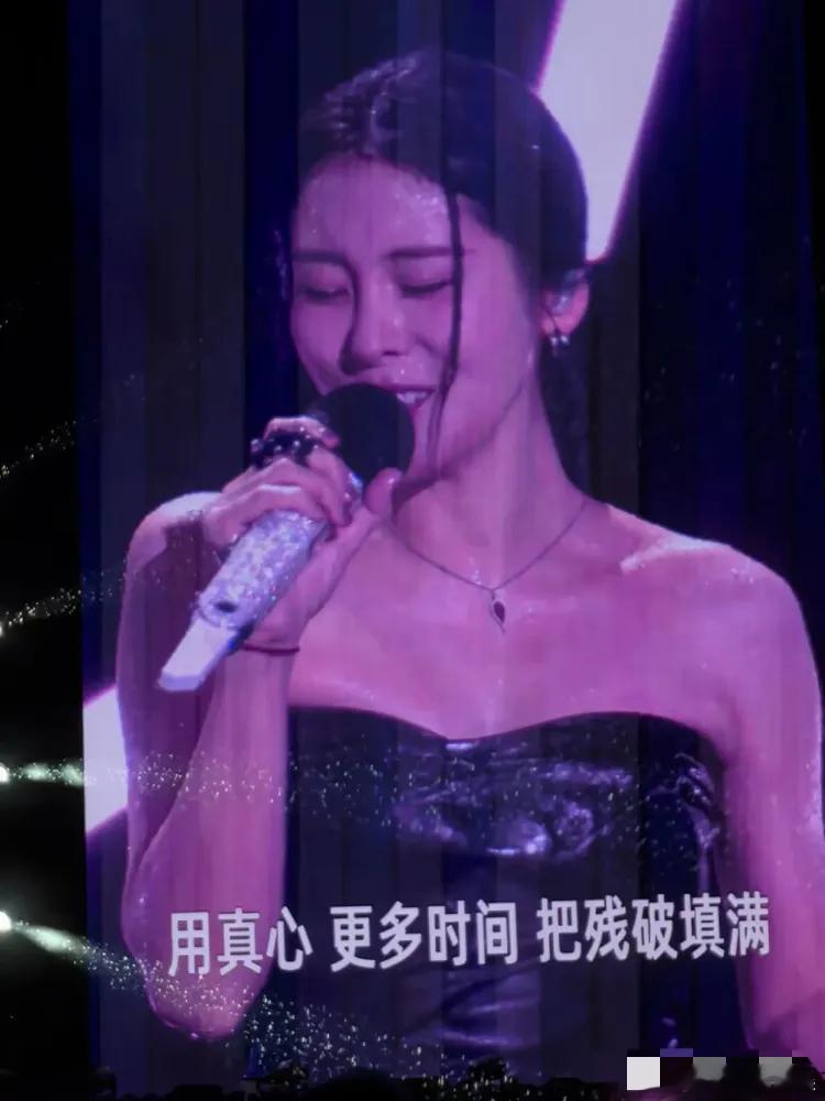 张碧晨开演唱会下起了雨，黑色透视裙被打湿，若隐若现的曲线美好迷人……张碧晨穿了一