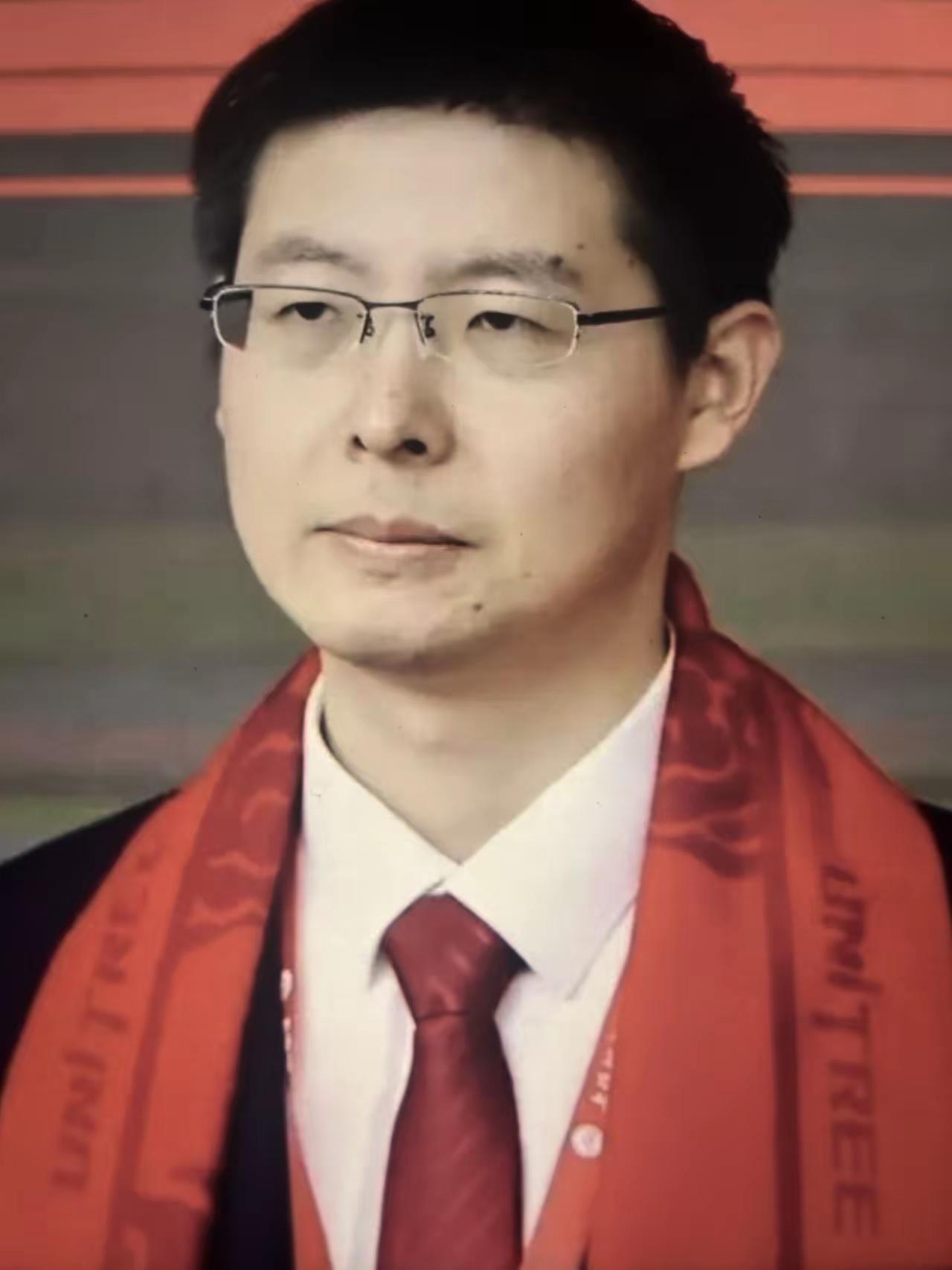 心理学解释脸上的表情
已经不是没有笑容了，仔细看会发现，整张脸上都是凝重
还有的