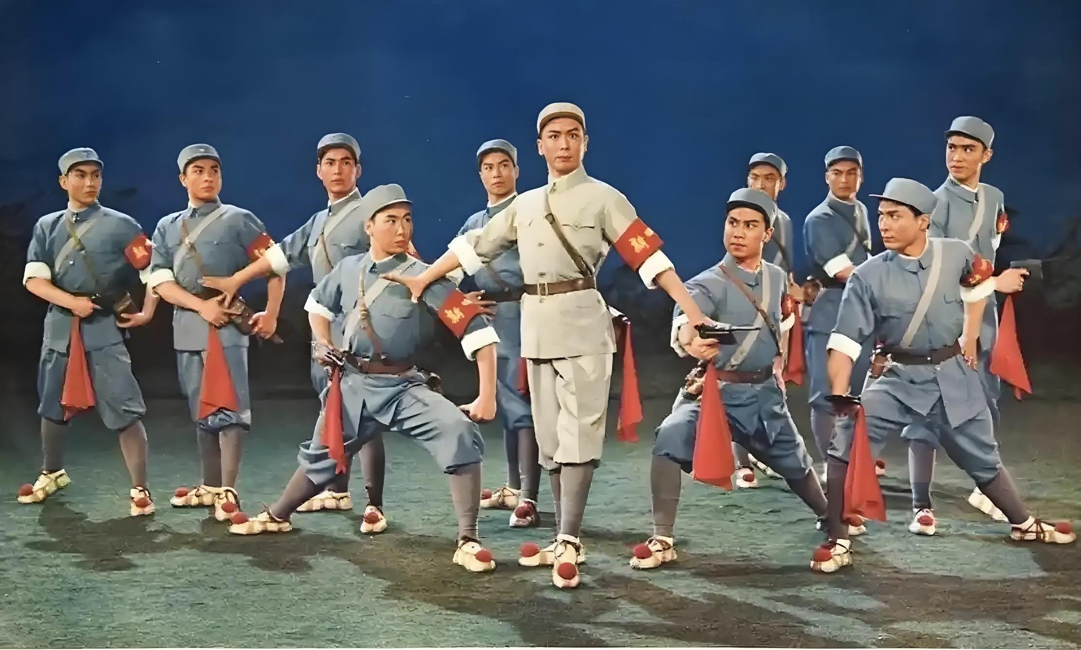 父亲新四军部队原先编制一万五、司令员叶飞。新四军北撤到山东、南征北战...