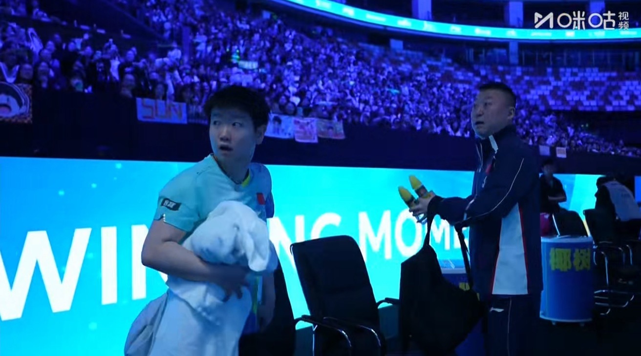 国乒终于有新的赞助商了右臂上有“怡宝”的logo 