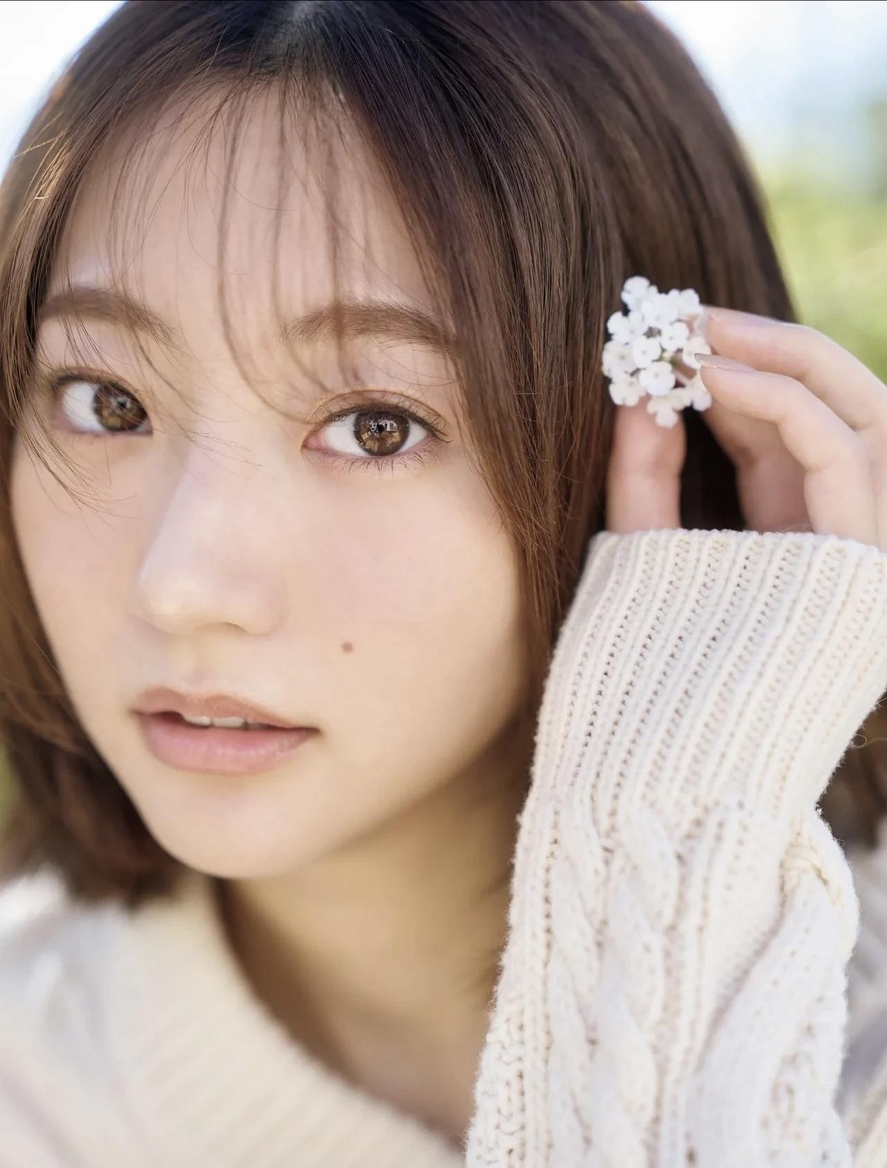 温柔少女风，武田玲奈，白色毛衣与花饰的完美搭配，清新自然！美丽动人🌸💕淡淡的