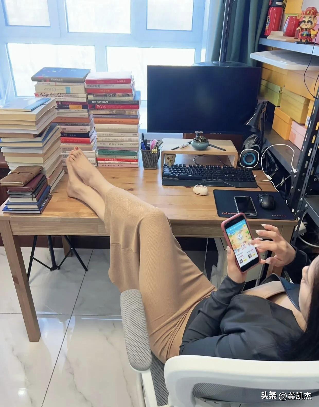 吓她一跳，现在她非常生气，该怎么办？