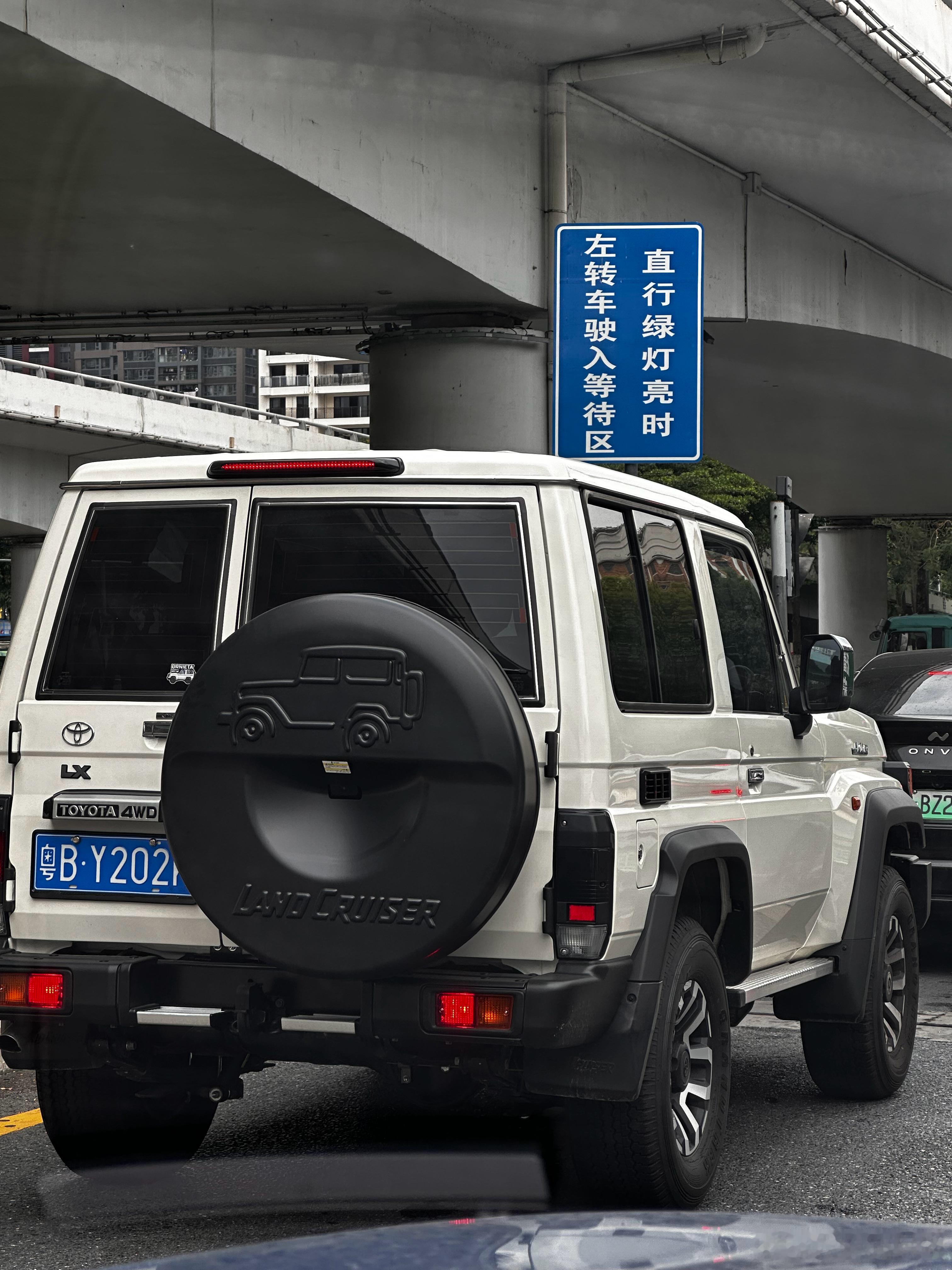 昨天吃过晚饭，跟4岁小宝去楼下给车充电，当路过一台丰田越野车时，他说好帅哦。我问