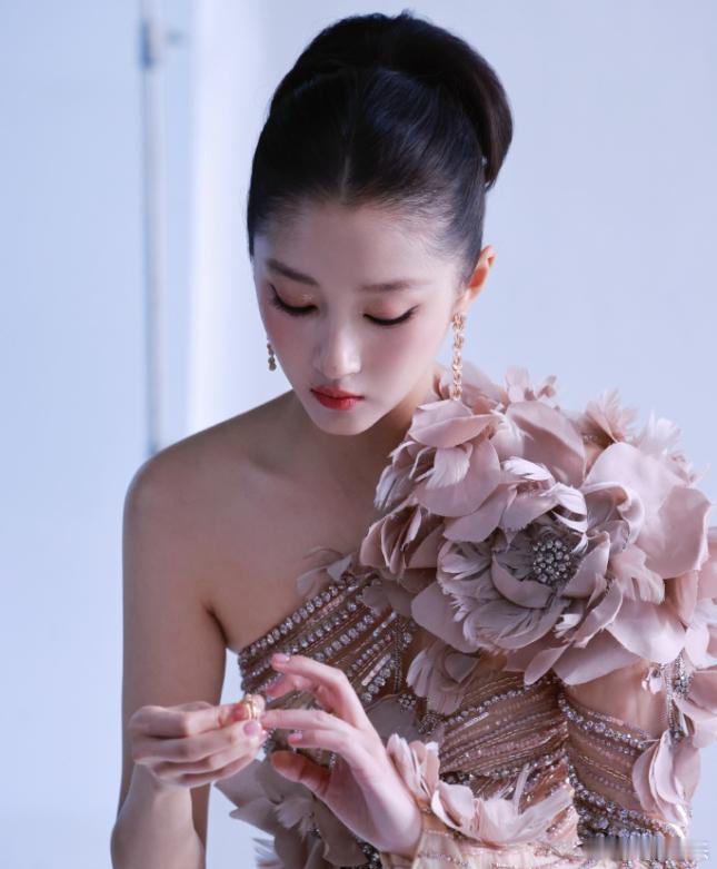 白玉兰颁奖礼从来都是明星云集，既有各大奖项提名的演员明星，也有每年热门剧作的演员