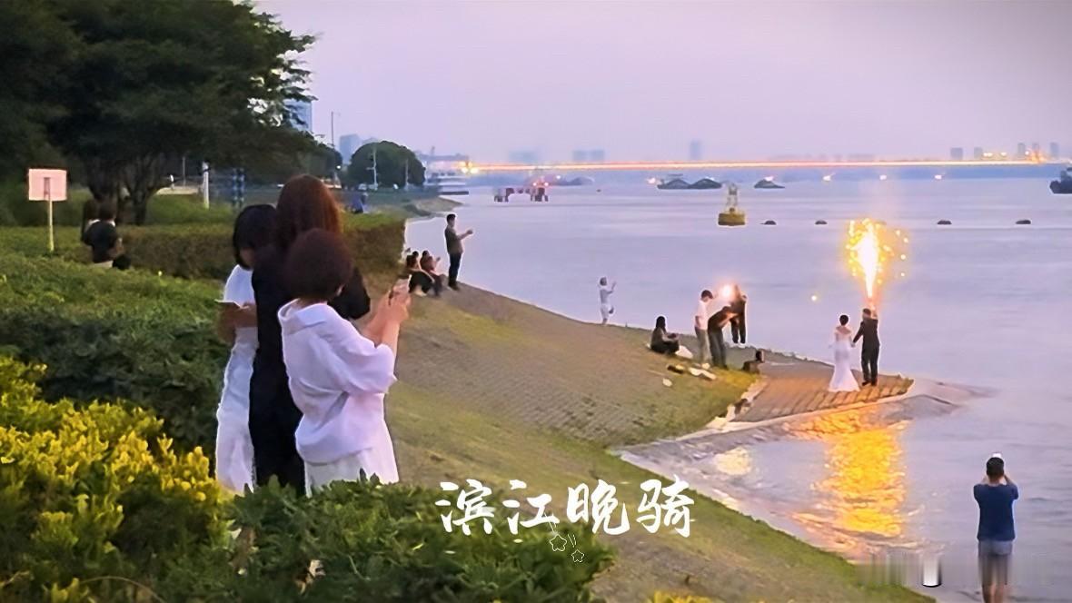 骑行滨江，观赏日落