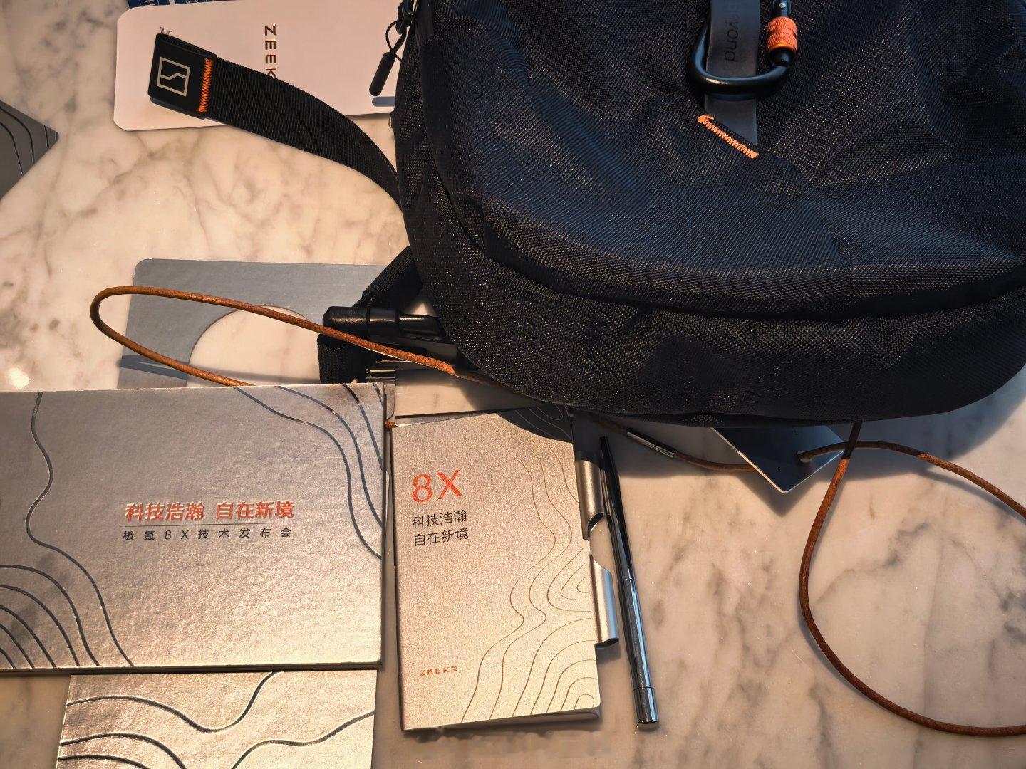 今晚极氪8X发布会，主办方给的媒体证是个小本本，还配了一个挎包，看来极氪8X新公