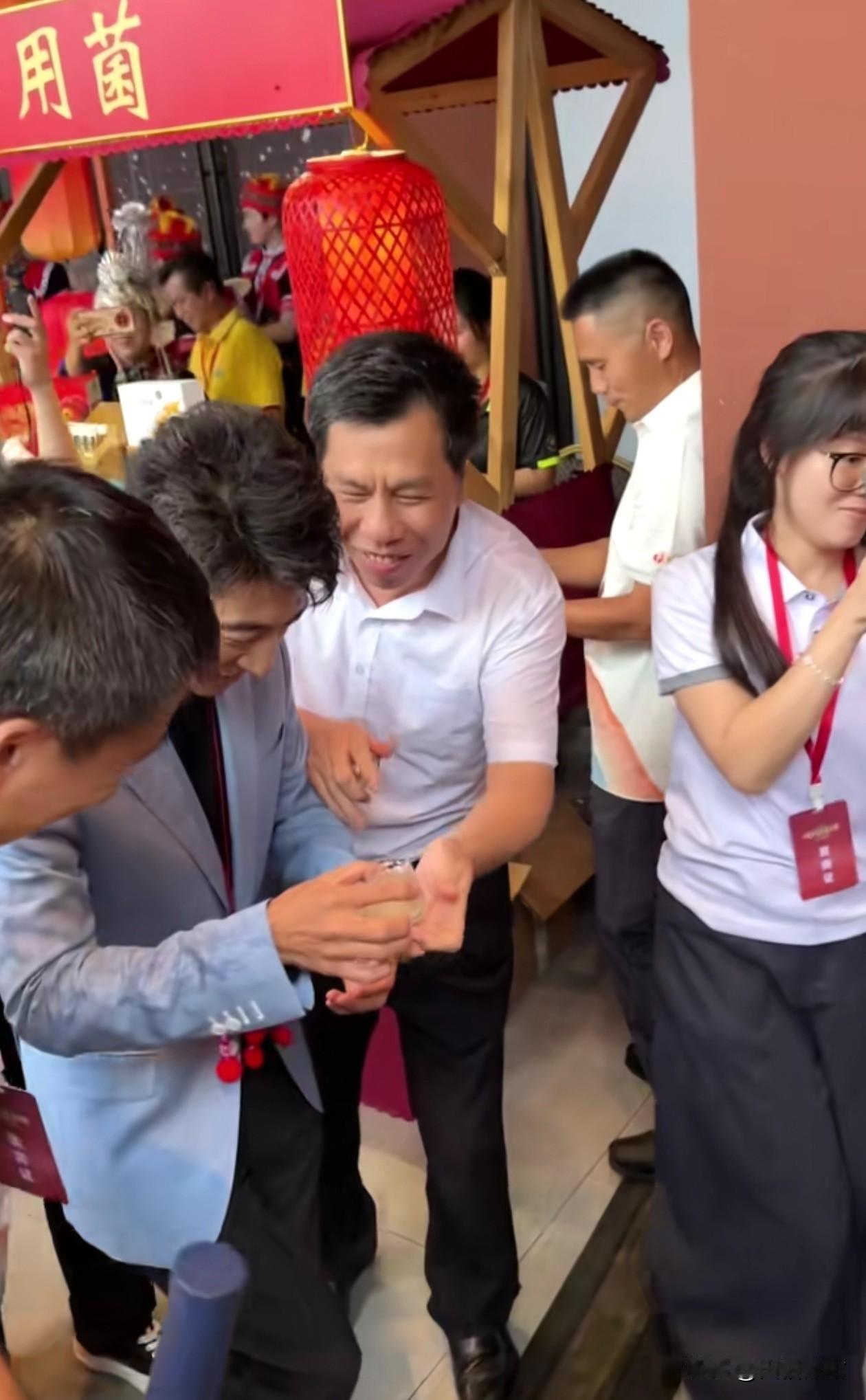 全网唯一得到撒贝宁老师挥手回应的幸运儿。

有网友发动态，说自己在站在高处拍摄，