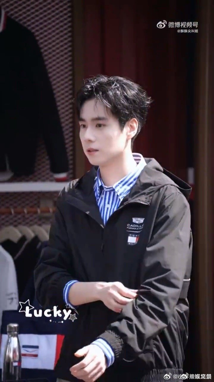 胡一天这车怎么开到我心坎上了 他往赛车上一坐整个画面质感都提升了，那种与生俱来的