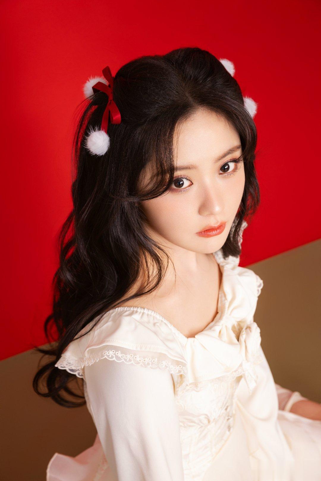 #硬糖少女303##王艺瑾# 今日份糖妹新鲜物料王艺瑾定妆照一组最新生日写真从曝