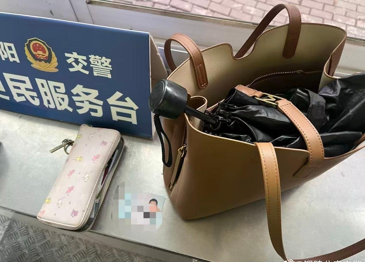 交警物归原主获赞】近日，枞阳大队在开展路面巡控时接到群众求助，称自己捡到一只背包