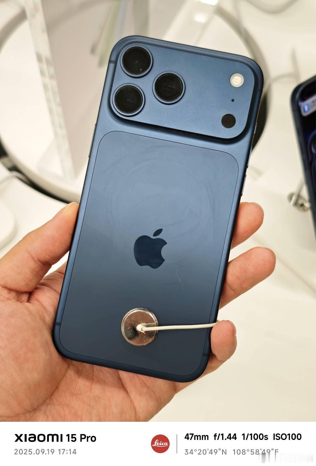 iPhone17系列展示机刮痕原因苹果回应：这些痕迹并非刮痕，是由磨损的MagS