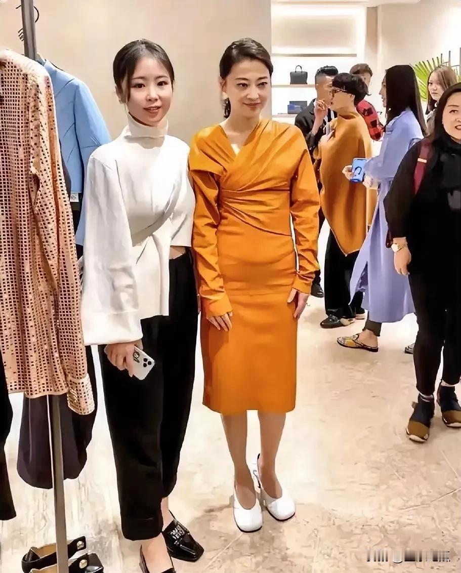 梅婷拥有着独特的韵味和气质，在很多影视剧中或红毯造型里都美得出圈。她穿旗袍有种古