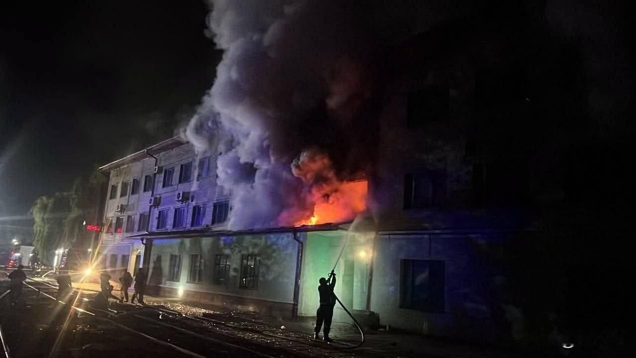 多点同步打击：俄军无人机夜袭乌多地机务段，铁路后勤网络遭重创
 
10月13日至