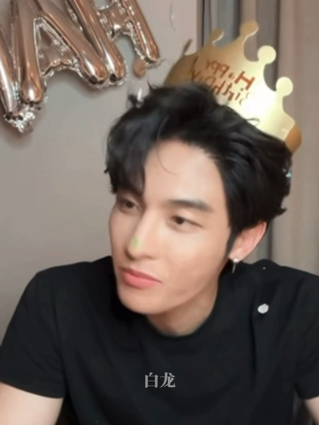 这段特别可爱俩人一起举起手里的蛋糕同时送进嘴里再好吃到一同发出“嗯～”（估计俩人