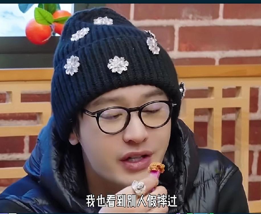 真的存在？
说起走红毯摔跤，黄晓明说:“我没摔过，但是我见过别人摔倒过，我也看到