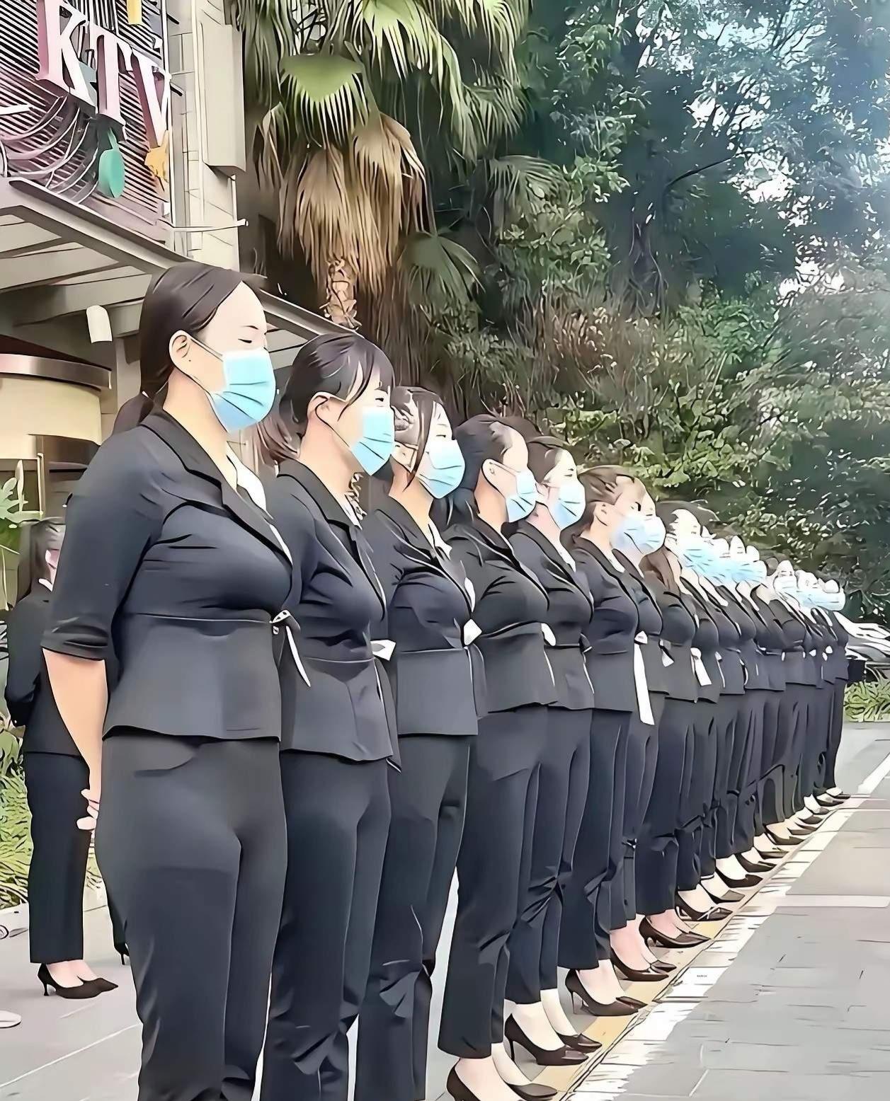 用一首诗来形容！
横看成岭侧成峰！
下一句是啥？
你们觉得用哪一句更合适？