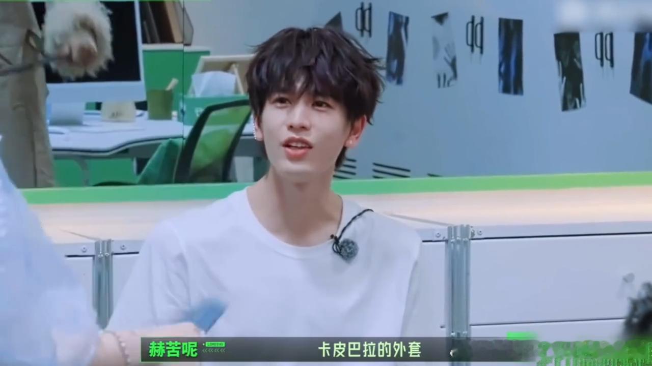 丁程鑫周柯宇笑着看张凌赫撒娇丁程鑫周柯宇看张凌赫的表情名场面上线！张凌赫吃姐姐的