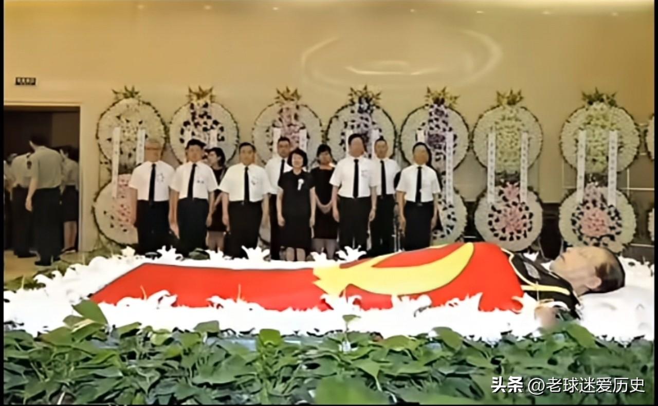 肃穆的告别大厅内白花环绕，灵柩之上鲜红的党旗静静覆盖着张宁阳少将的身躯，身后整齐
