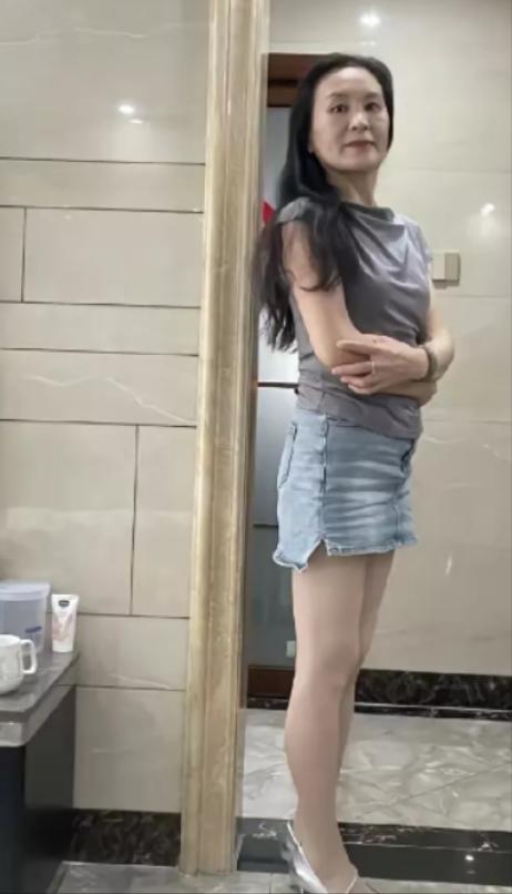 “太丢人了!”山东青岛，有一名女子在网上吐槽，她的婆婆今年已经53岁了，却经常穿