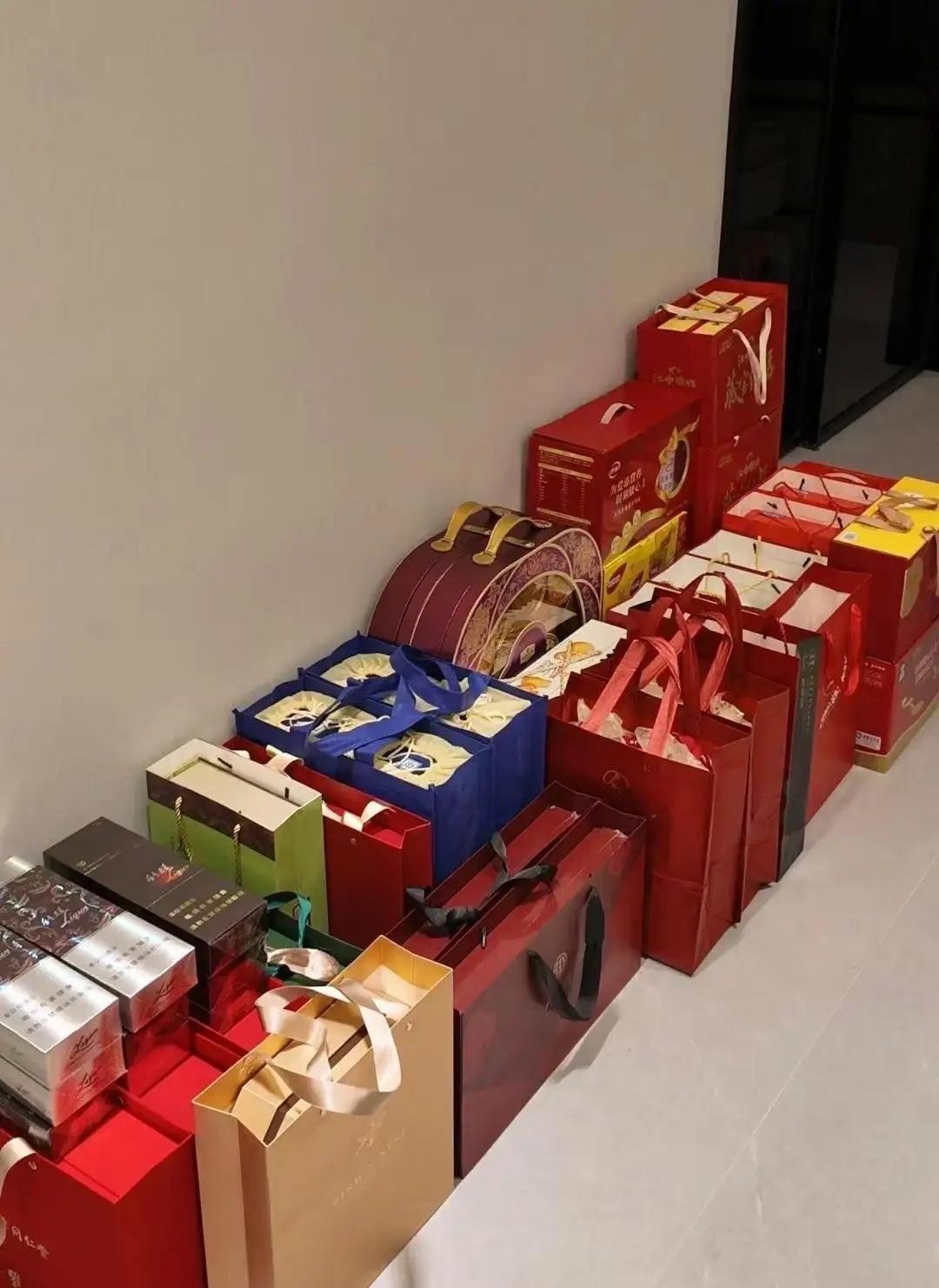 女儿对象这已经是第五次上门，拎来满满一堆礼盒，光是两瓶酒就价值两千多，排场看着很