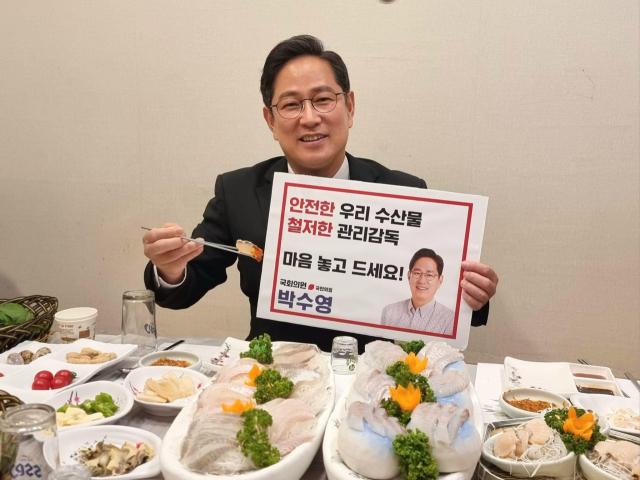 【韩国执政党议员为破除福岛核废水排放对韩国渔业的负面影响举行“水产品促销活动”】