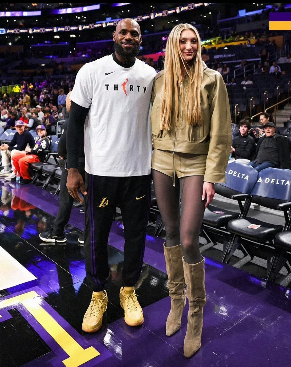 NBA 詹姆斯 (2.06m) 和卡梅隆布林克 (1.96m)赛前合影，你觉得老