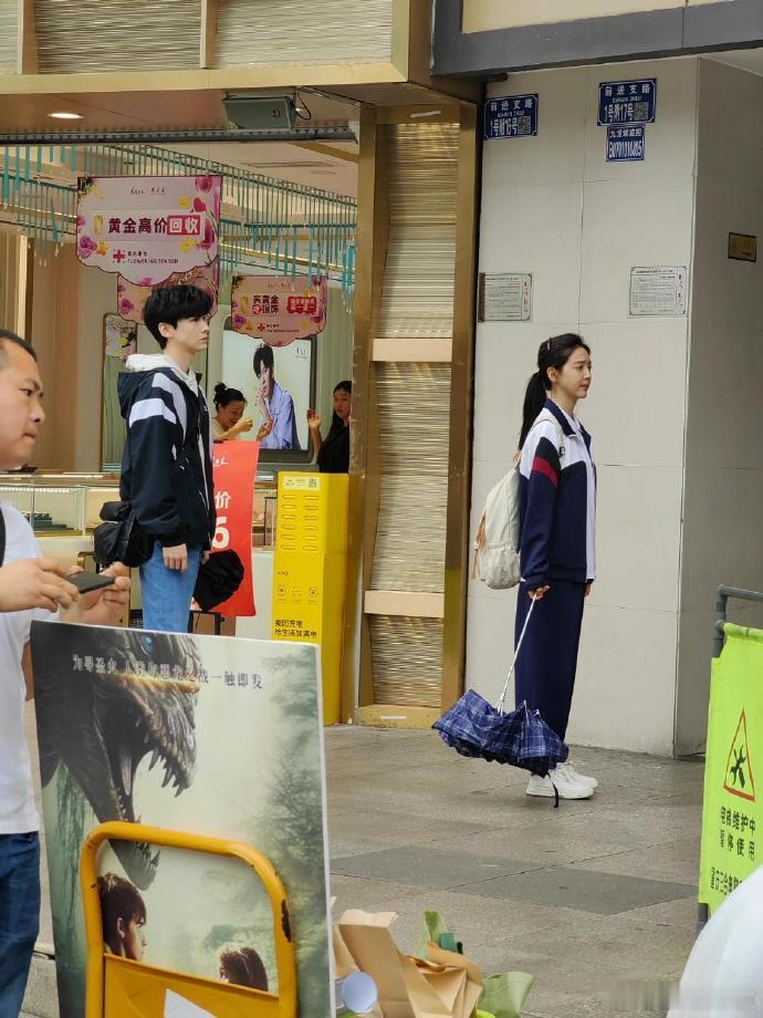 白敬亭、章若楠《难哄》校服剧情片段拍摄路透 ​​​[思考] ​​​