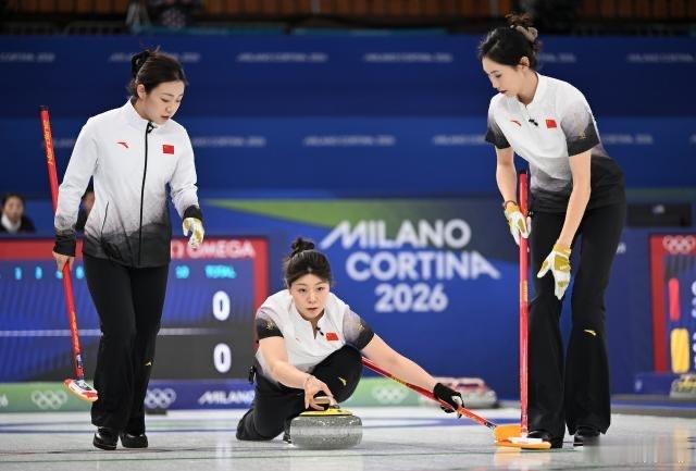 2月15日，2026米兰冬奥会女子冰壶循环赛继续进行，此前2胜1负的中国队排名第