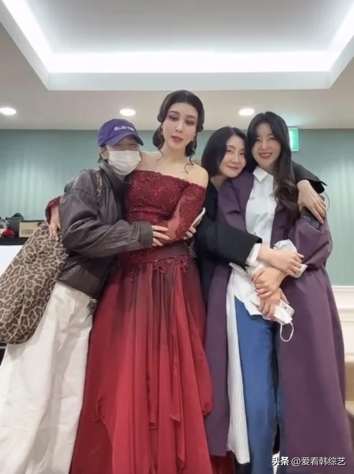 26日，演员宋慧乔在Instagram上传了多张照片。公开的照片中，宋慧乔一身舒