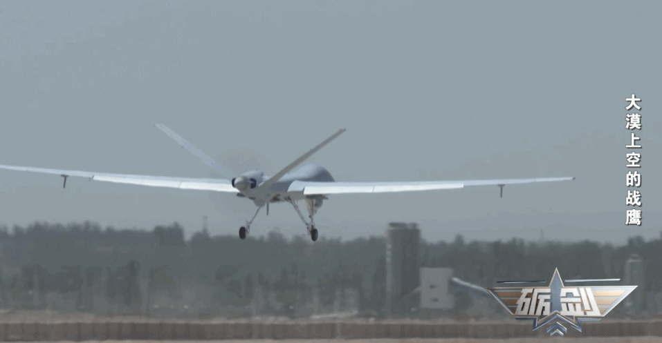 硬实力中国魂 西北大漠，我国自主研制察打一体无人机自主滑行升空，奔赴训练空域。千