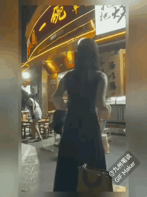 真是社死，美女看到帅哥，过去一起喝一杯，结果把桌子都压塌了，这也太尴尬了！
缘分
