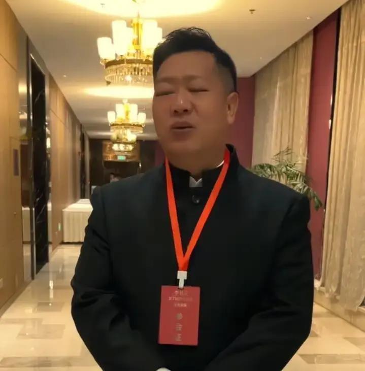 卖同款布鞋，他先叫停
 
张大炮在视频里一句话：鞋不卖了，怕再吵。阿牛哥那边没吭