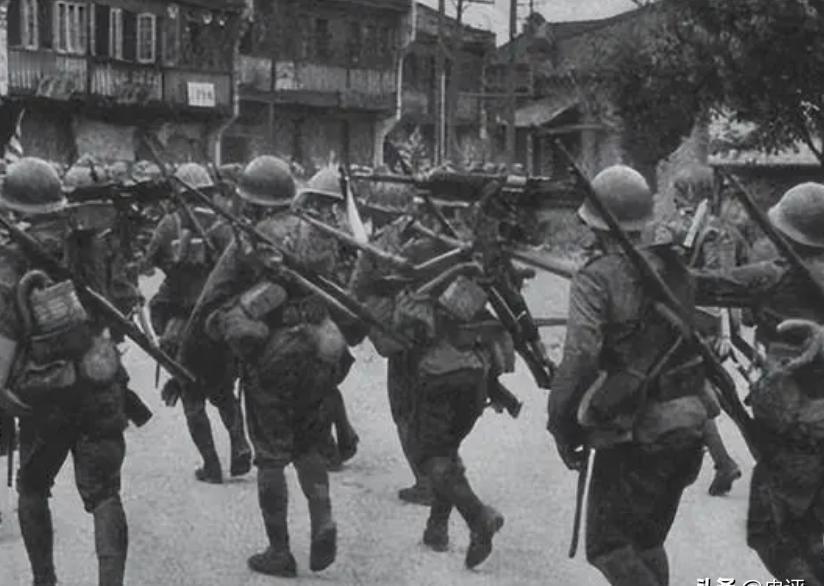 1938年，两名日本兵进入村庄，撞见一漂亮女子后兽性大发，将其拖进草丛想强行与她