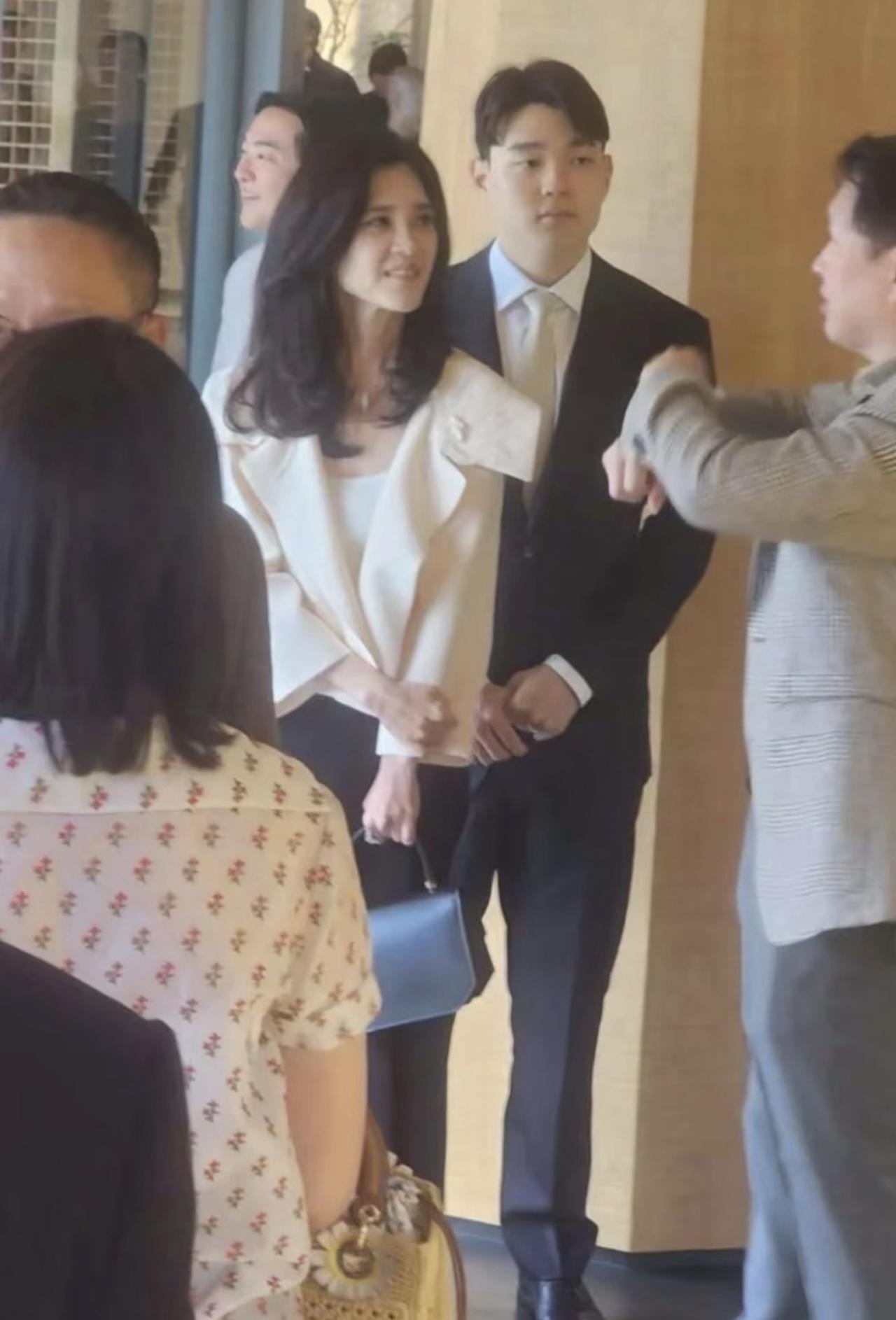 三星长公主、55岁的李富真与学霸儿子参加活动，19岁任东贤胖了不少，长得一点也不