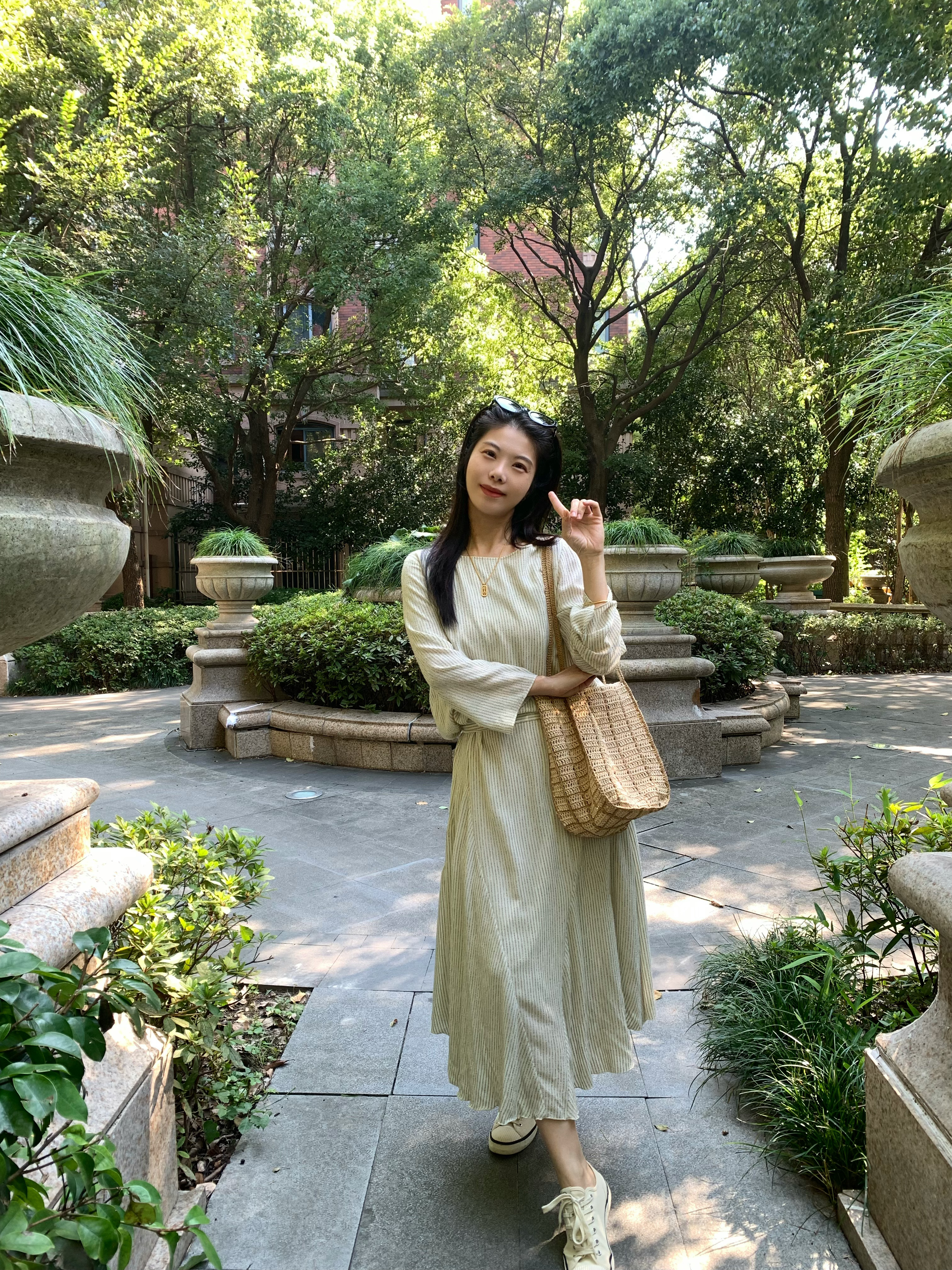 穿搭ootd小yao穿搭沉浸式入秋树荫随拍｜舒服自在的秋日穿搭被秋日的树影治愈的