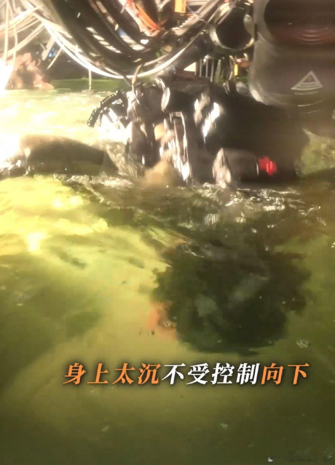 韩东君潜艇负重打戏 看了韩东君的潜艇负重打戏，才知道什么是真正的动作明星！这哥们