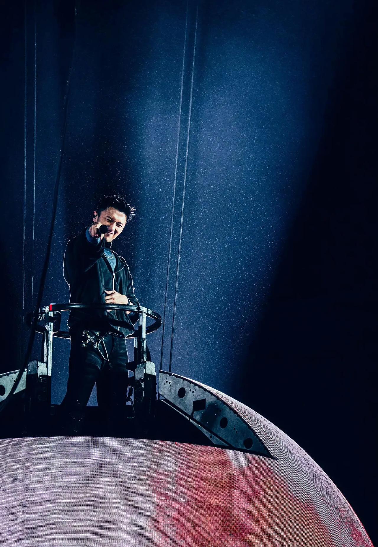 陈伟霆看谢霆锋演唱会：台上是偶像，台下是迷弟！
印象里的陈伟霆是舞台上的王者，没