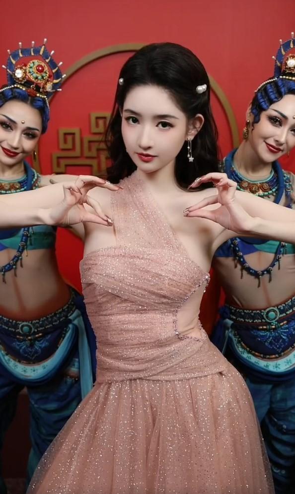 春晚龟兹手势舞挑战 这组龟兹手势舞好绝！清冷又优雅的气质，配上极具张力的手势，完