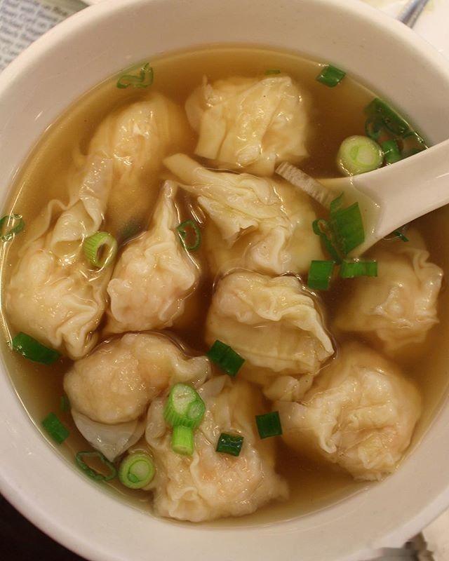 深夜，饥饿难耐，吃到一碗热腾腾的馄饨，浑身温暖，舒服