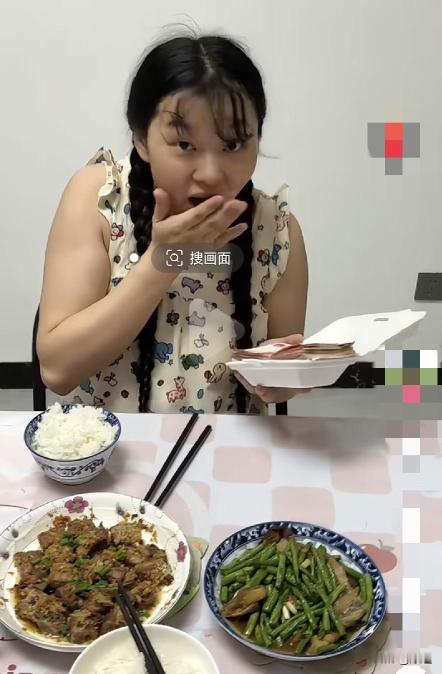 男子下班回家将一沓钱放入方便饭盒里，谎称买的菜。
男子推开门见孕晚期媳妇正在厨房