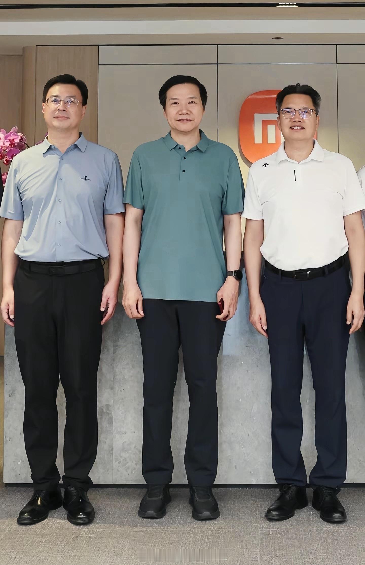 看雷总手里拿着啥