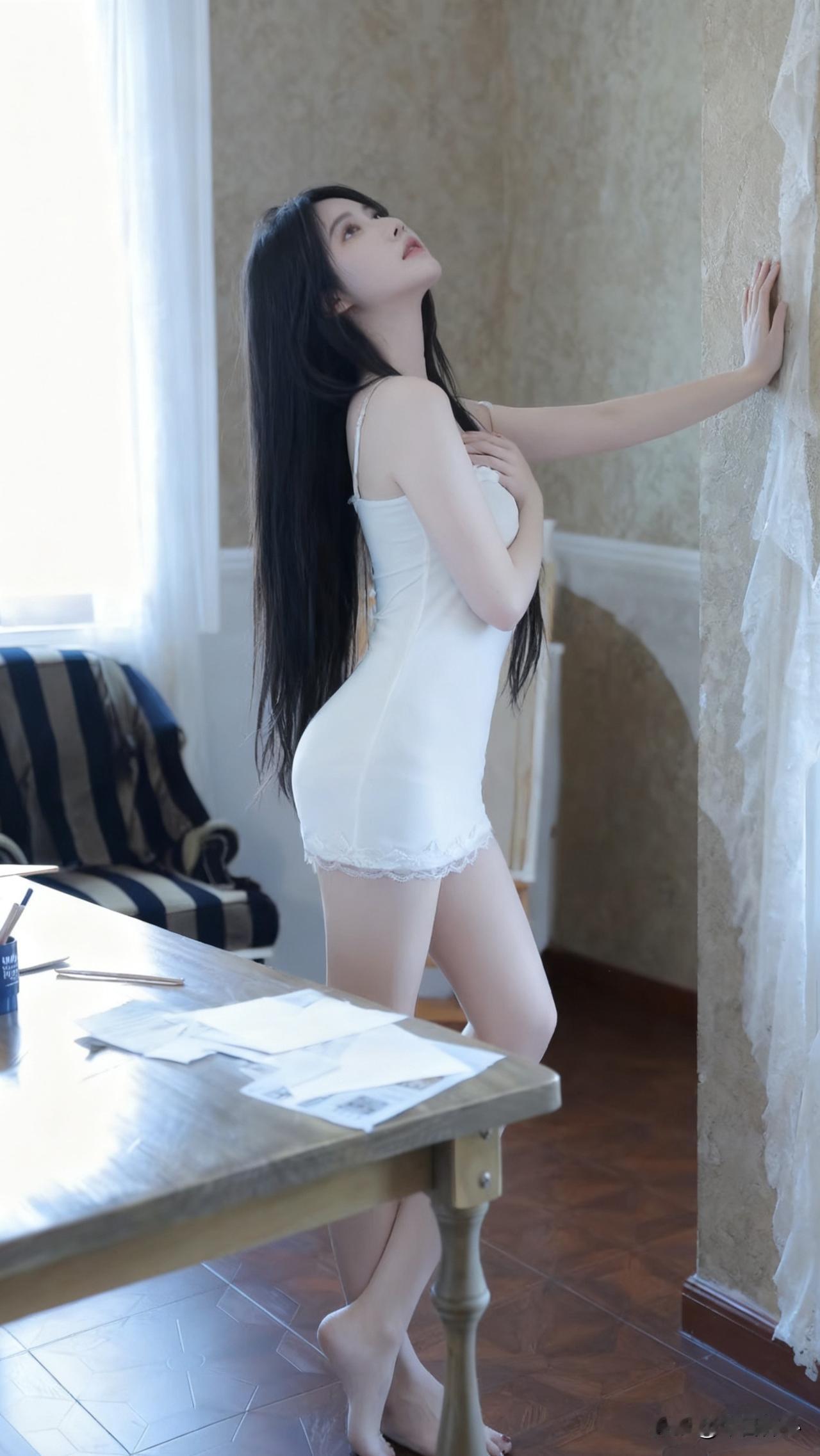 《云游·在风里》



我是天空里的一片云，

偶尔投影在你的波心——

你不必