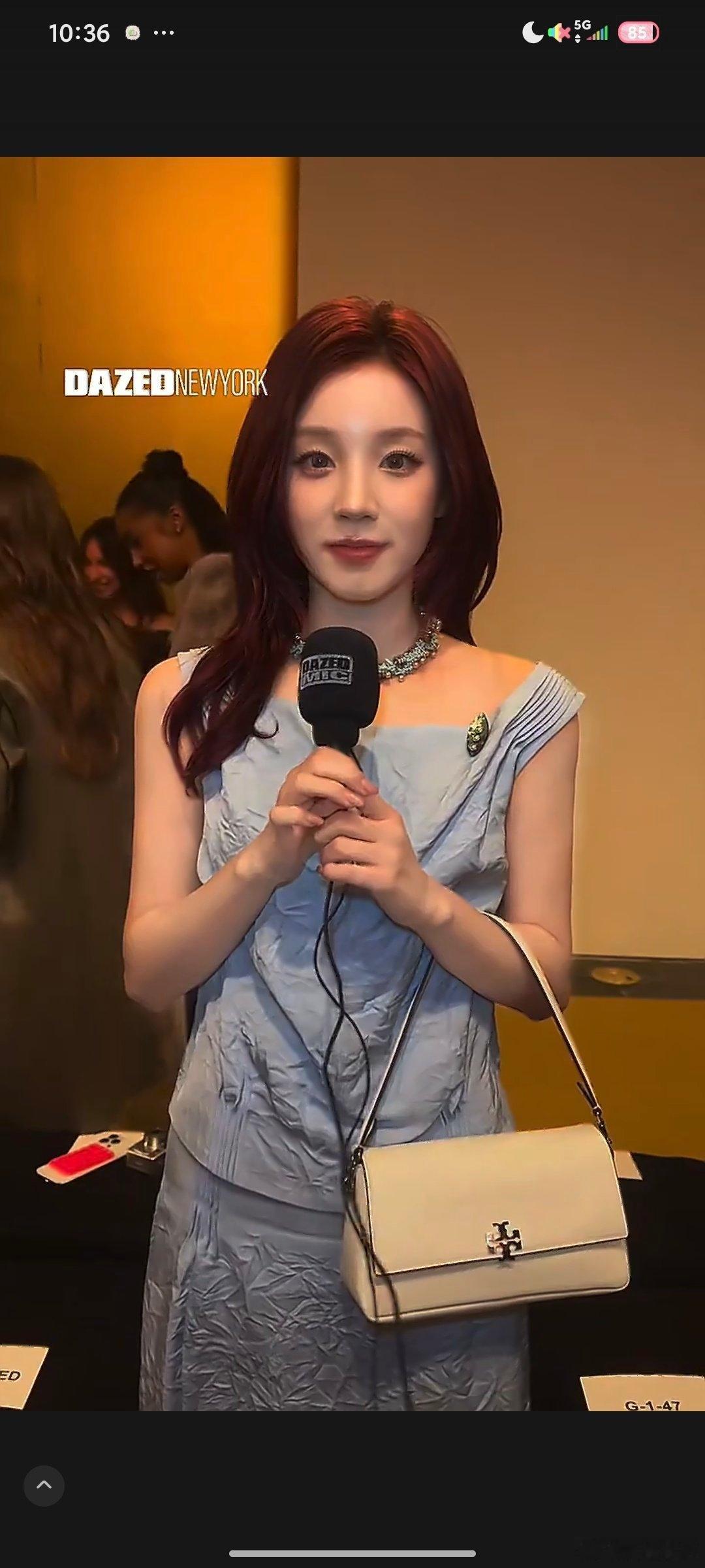 不知道宋雨琦说什么光看脸了 颜值暴击！甜妹长相+精致五官，看一眼就移不开目光。 