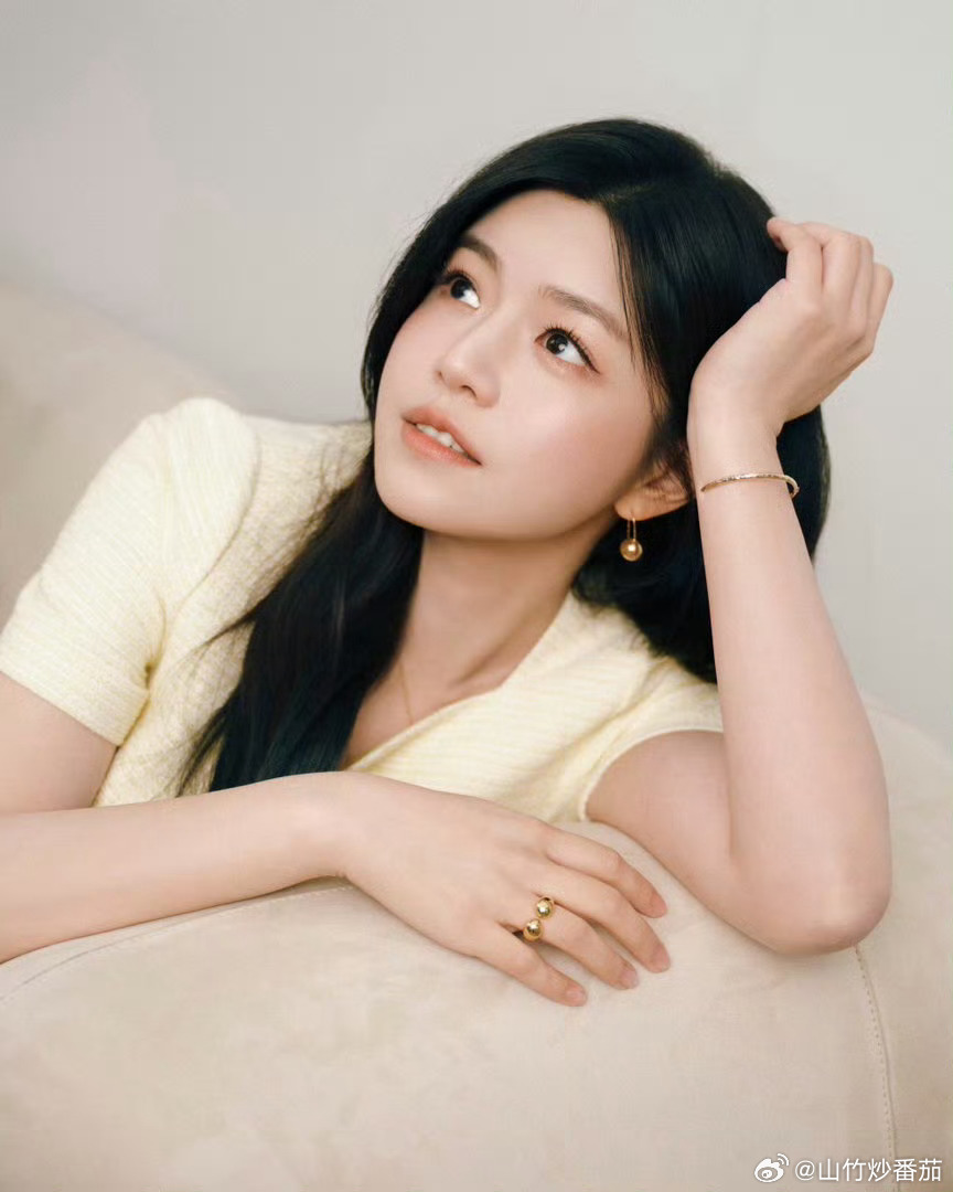 陈妍希葛优躺以前觉得葛优躺是懒，现在觉得——能安心瘫一会儿才是生活啊，学陈妍希，