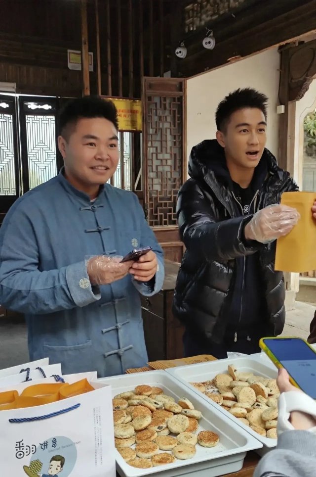 何猷君参加综艺给人一种地主家的傻大儿第一次见人。 ​​​