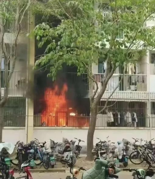 齐鲁大学着火宿管逃跑了，学生就悲催了，被堵在楼下闸机处，后面就是夺命大火，而他们